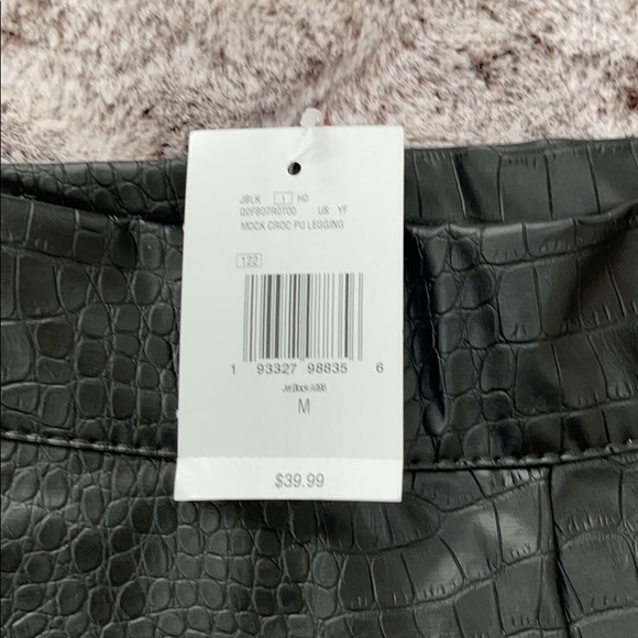 Guess - Picture 8 of 8